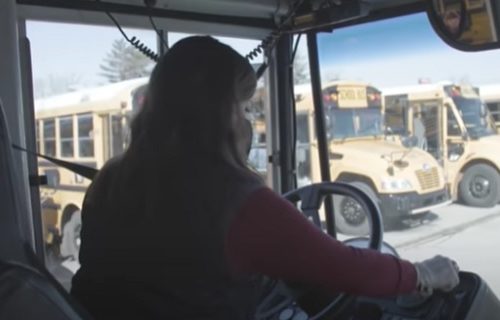 Ćao, deco: Direktorka škole šokirala mališane u autobusu kad su je videli za volanom (VIDEO)