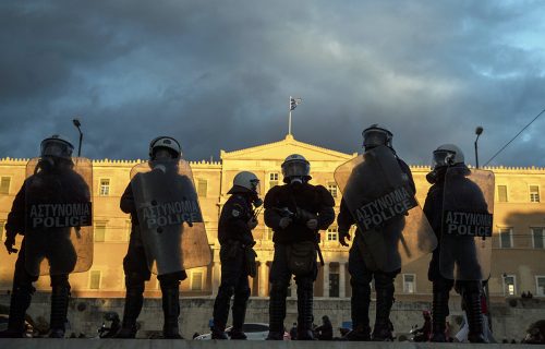 Žestoki sukobi u Atini: Uhapšeno 11 osoba, ispaljen suzavac, povređeni policajci (VIDEO)