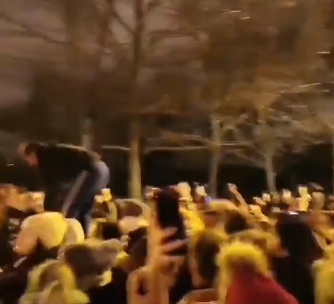 Turbo folk žurka usred Zagreba! Srpski hit "Miki Milane" trešti na ulicama, mladi piju i igraju (VIDEO)