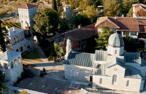 Ovo je manastir u kom je sahranjen vladika Atanasije: Vernici su ga ispratili do večne kuće (FOTO)