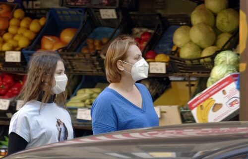 Gest za desetku: Pustili mašti na volju i OVAKO razveselili namrgođene komšije tokom epidemije (FOTO)