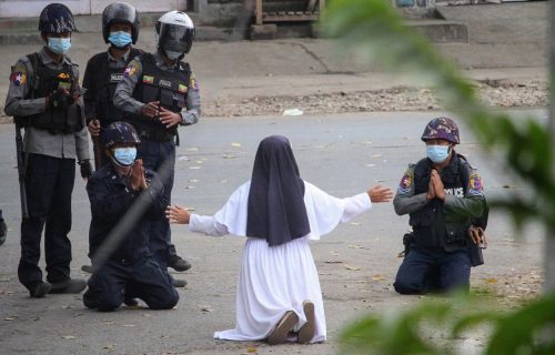 "Ubijte mene, nemojte decu": Ova fotografija opatice iz Mjanmara obišla je svet