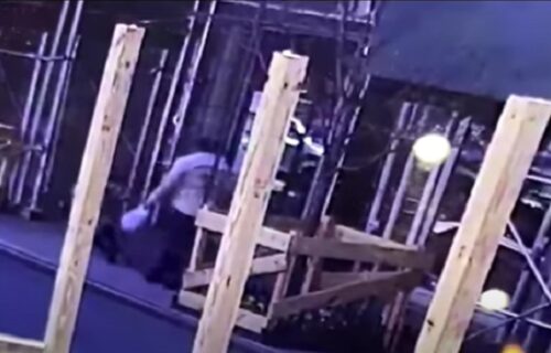 Divljački napao ženu na ulici: Gazio je i udarao po glavi, NIKO od prolaznika ni da mrdne prstom (VIDEO)