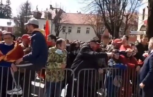 Komite napravile haos na Cetinju: Policija BLOKIRALA ulice, gađali političare FLAŠAMA (VIDEO)