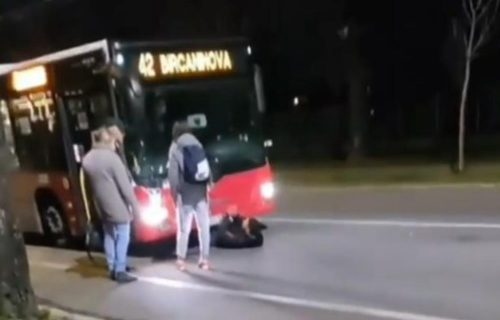 Jeziv prizor na Banjici: Muškarac legao pod autobus, očevici u ŠOKU  (VIDEO)