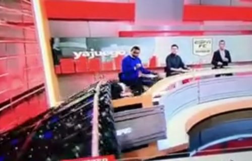 Teške scene uživo na televiziji: Scenografija pala na novinara - sastavila ga je sa zemljom! (VIDEO)