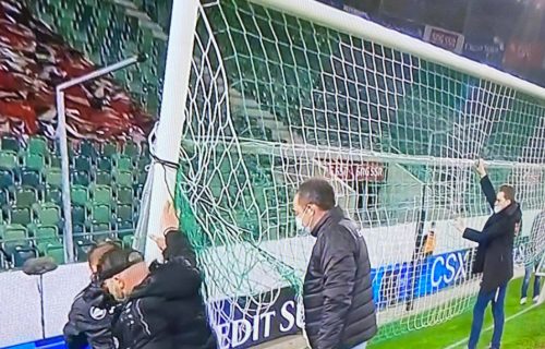 Komedija: Švajcarci morali da menjaju čitav gol pre početka utakmice - neverovatna scena! (VIDEO)