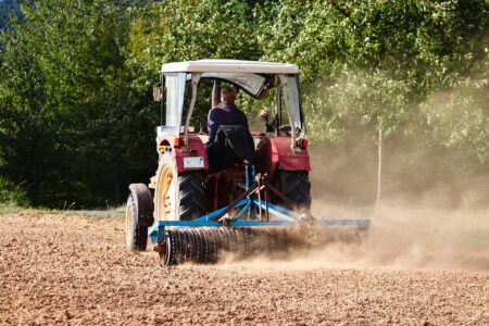 Nova mera podrške poljoprivrednicima, milijarda za štale i traktore