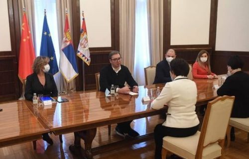 Vučić na sastanku sa Čen Bo: Posebna pažnja posvećena izgradnji fabrike vakcine "Sinofarm" (FOTO)