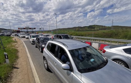Nesreća na auto-putu "Miloš Veliki": U sudaru kamiona i vozila četvoro povređenih, od čega DVOJE DECE