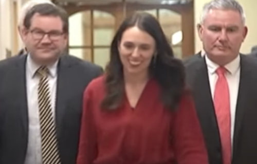 Šta je to među nogama premijerke Novog Zelanda? Džasindina tajna se krije ispod crvene haljine (VIDEO)