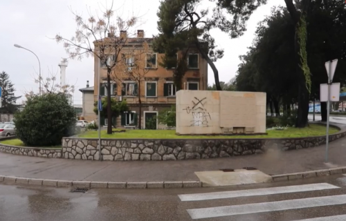 Novi VANDALIZAM: Ustaškim simbolima osrknavljen antifašistički spomenik u Rijeci (VIDEO)