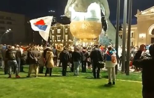 Novi SKANDAL u Beogradu! Opet KOLO ispred spomenika Stefanu Nemanji, za njih ne postoji korona (VIDEO)