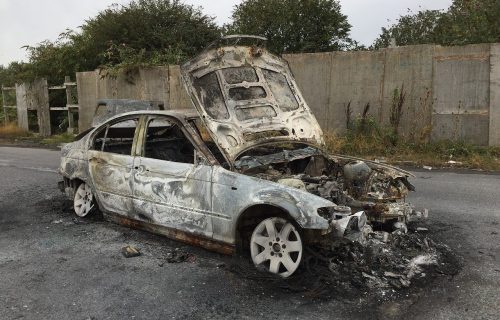 Goreo automobil na Zvezdari: Sumnja se da je požar podmetnut, policija pregladala snimak