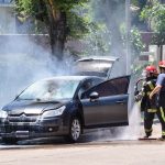 Zapalio se automobil na auto-putu "Miloš Veliki": Plamen zahvatio celo vozilo (VIDEO)