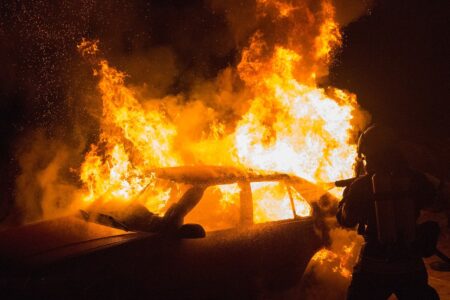 Zapalio se auto u Subotici: Vatra uništila prednji deo vozila (VIDEO)