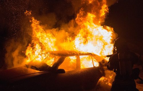 Haos u Leskovcu: IZGOREO automobil tokom vožnje