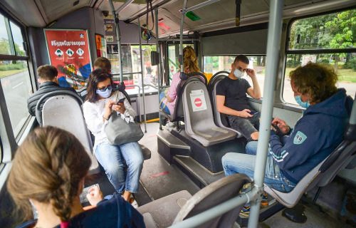 Užas u Beogradu: Žardinjerom RAZLUPAO autobus, pa napao vozača, izbio mu zub i ONESVESTIO ga
