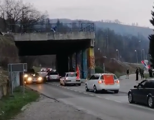 Kofa IZMETA na Milove komite: Mladić fekalijama poliva lažne patriote (FOTO+VIDEO)