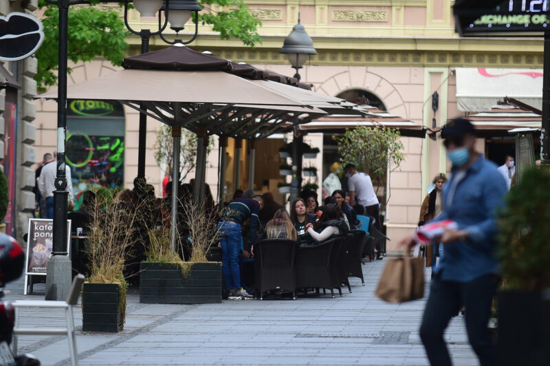 Sve MERE koje trenutno važe u Srbiji: Ovo su NOVA PRAVILA ponašanja u baštama i unutrašnjosti kafića