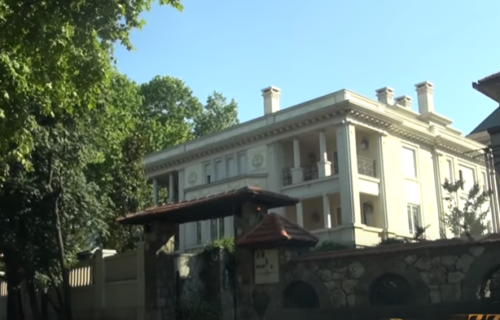 Folkerka ima kuću od 3,8 miliona evra, pa je stalno PLJUJU: Traže joj da podeli narodu što je zaradila!