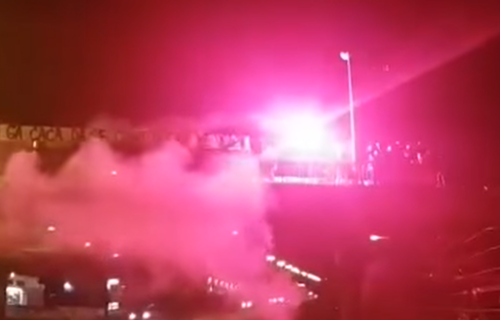 DIVLJANJE u Splitu: Na mostu palili baklje i pevali ustaške pesme u čast godišnjice osnivanja NDH (VIDEO)