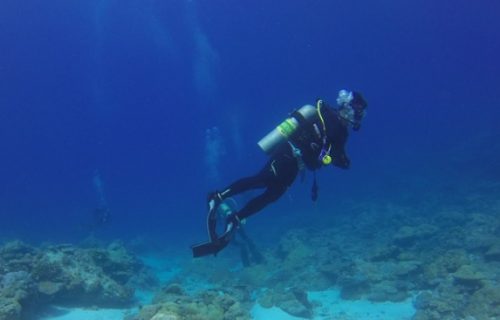 Izgubio telefon pre godinu dana kod jezera: Ronioci ga sada pronašli i šokirali se onim što su videli