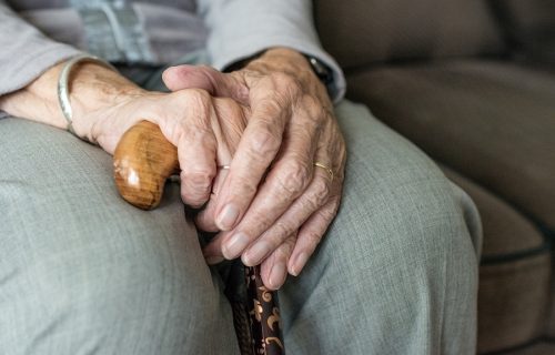 Gurkali se i igrali kao deca, a onda... Smrt u staračkom domu u Leskovcu: Gurnuo ga, deka udario glavom!