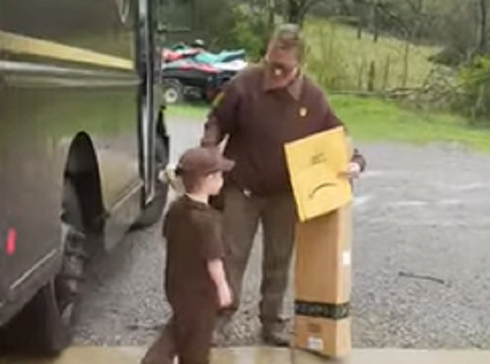 Mališan jedva čekao dostavljača: Kad je ugledao kamion, rešio je da mu ulepša život (VIDEO)