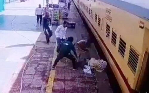 Refleksi za desetku: Policajac video da starac pada pod voz i u deliću sekunde ga je spasao (VIDEO)