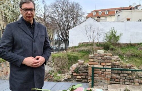 Vučić ostavio RUŽU na mestu gde se nalazila Narodna biblioteka: "Srbija ne zaboravlja tragediju" (FOTO)