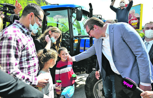 Iza šljiva koje je Vučić dobio krije se TOPLA PRIČA: Evo zašto su se Varaklići vratili na selo (FOTO)