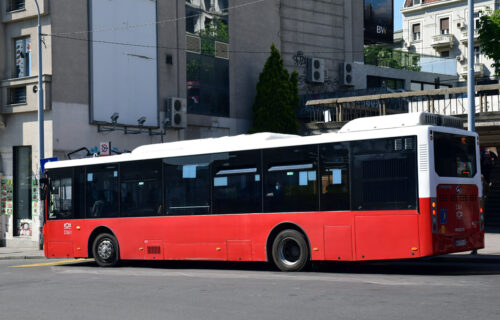 UŽAS kod Sajma: Žena ispala iz autobusa, zadobila otvoren PRELOM noge, povređena i njena trudna ćerka