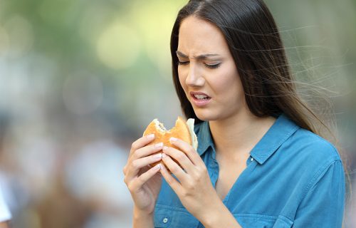 Gošća restorana pronašla ljudski PRST u hamburgeru: Gazda je na to imao samo jedan odgovor (VIDEO)