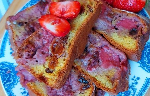 Slatko iznenađenje: Najsočniji voćni kolač sa jagodama i suvim grožđem (RECEPT+VIDEO)