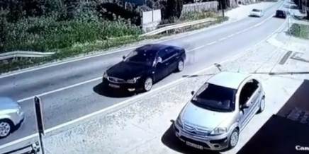 Snimak strašne nesreće kod Ledinaca: Doživeo SRČANI UDAR, pa naleteo na vozilo u suprotnoj traci (VIDEO)