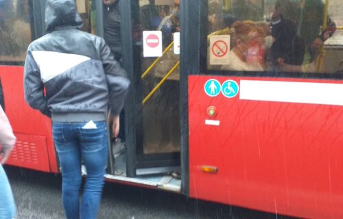 Nestvarne scene OLUJE u Beogradu: Kiša POTOPILA autobus na Autokomandi (FOTO)