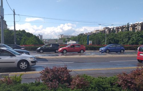 Stanari Novog Beograda u šoku: Žena na parkiranim vozilima pravila veliku štetu, incidenti traju danima
