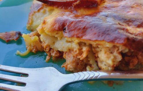 Ne znate šta da spremite za ručak? Sjajna kombinacija tikvica, mlevenog mesa i kačkavalja (RECEPT+VIDEO)