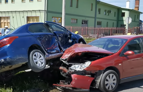 Dramatične scene u Prijedoru: Sudar na raskrsnici, prolaznici izvlačili majku i DETE iz vozila (VIDEO)