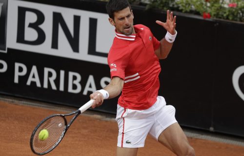 Sramota kakva se ne pamti: Novak pokraden u drugom setu, a pre toga su ga psovali! (FOTO)