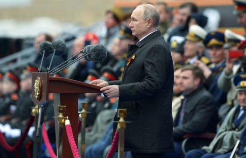 Isplivala fotografija Putina sa parade iz 2005. godine: Svi su odmah primetili JEDNOG čoveka (FOTO)