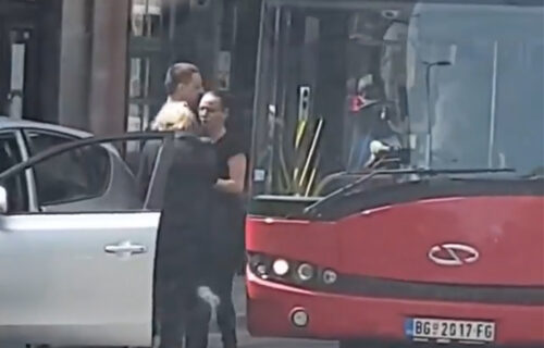 Žestok incident u Beogradu: Muškarac napravio HAOS u gradu, istrčao iz auta, pa NAPAO vozača GSP (VIDEO)