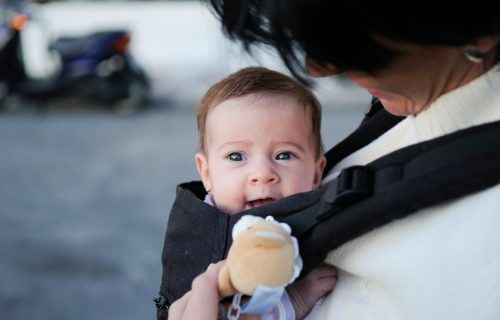 Odgovorite na detetove potrebe i REAKCIJE: Zašto je važno da roditelji često nose svoju BEBU