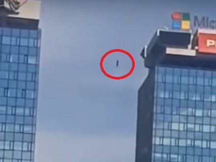 Neverovatna scena u Sarajevu: Svi su gledali kakvu LUDOST radi ovaj muškarac i TRLJALI oči (VIDEO)
