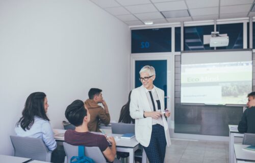 Student tvrdi da mu je fakultet težak, pa se požalio MAMI: Nastao je urnebes među kolegama (FOTO)