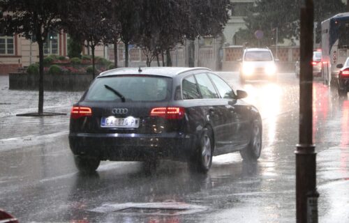 VOZAČI, OPREZ! Magla, kiša i mokri kolovozi otežavaju vožnju i stvaraju gužve