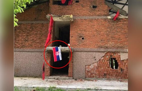 Srpska ZASTAVA osvanula na Košarama! Naša trobojka se ponosno vijori na zgradi karaule (FOTO)