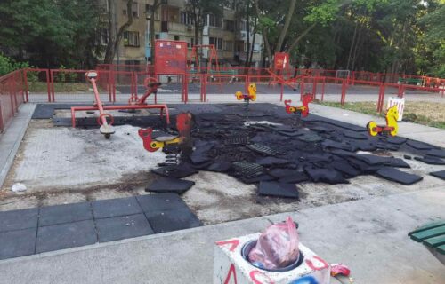 Vandali ZAPALILI igralište u Braće Jerković, Vesić se oglasio: "Stoka, kako im nije žao DECE?" (FOTO)