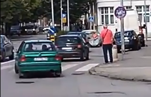 Nesvakidašnja scena u Požarevcu: Na automobil zakačio KONTEJNER, pa se provozao centrom grada (VIDEO)